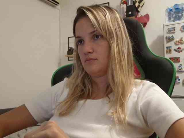 lean-cheeky webcam
