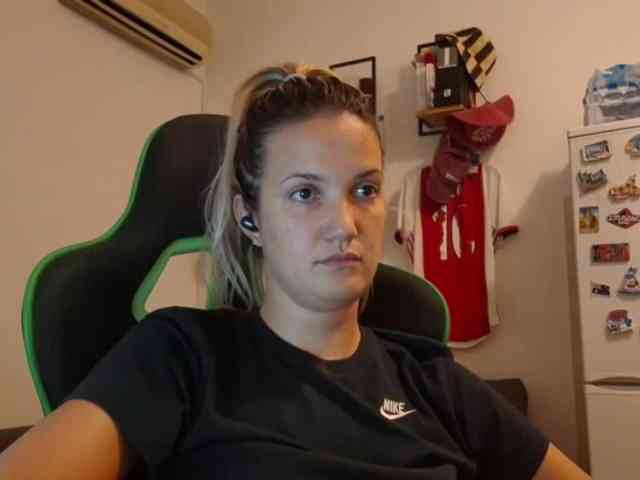 lean-cheeky webcam