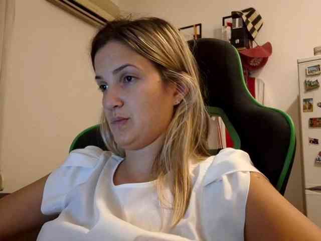 lean-cheeky webcam