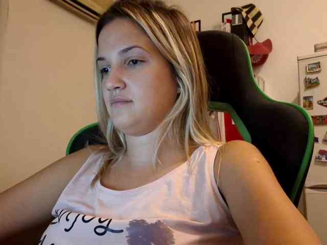 lean-cheeky webcam