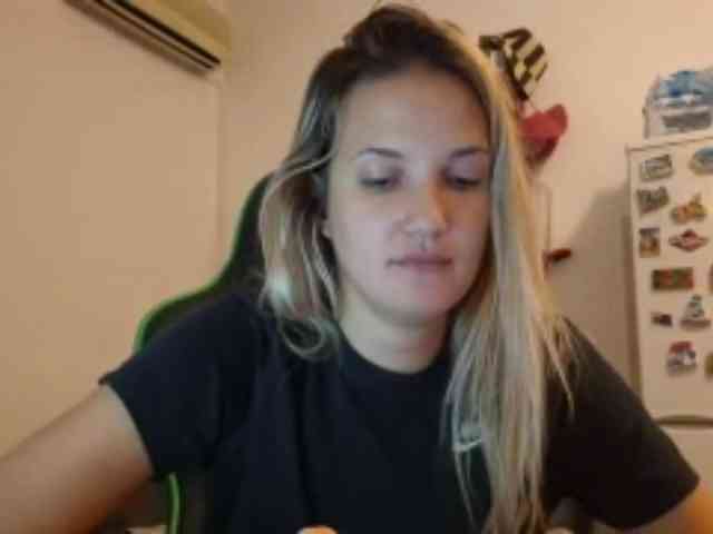 lean-cheeky webcam