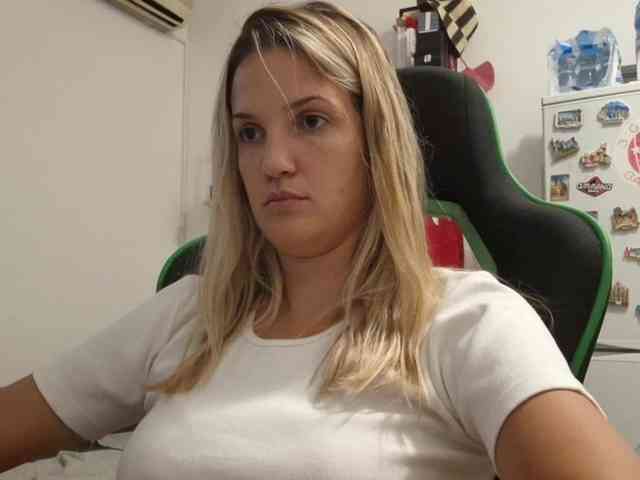 lean-cheeky webcam