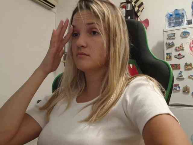 lean-cheeky webcam