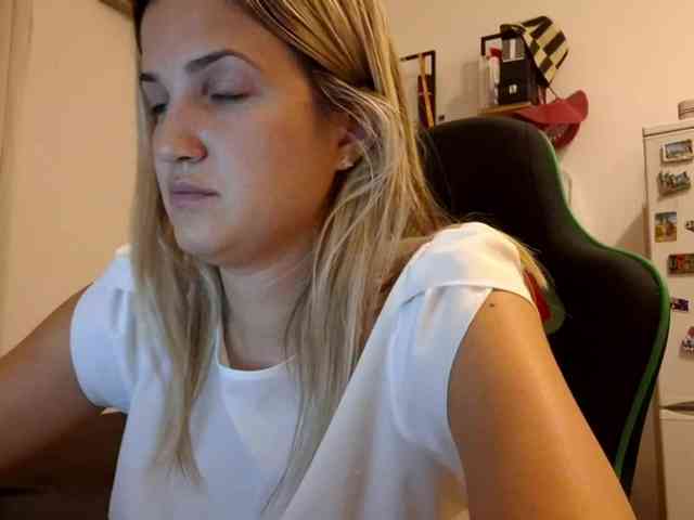 lean-cheeky webcam