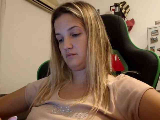 lean-cheeky webcam