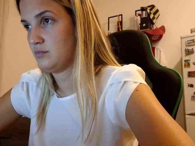 lean-cheeky webcam