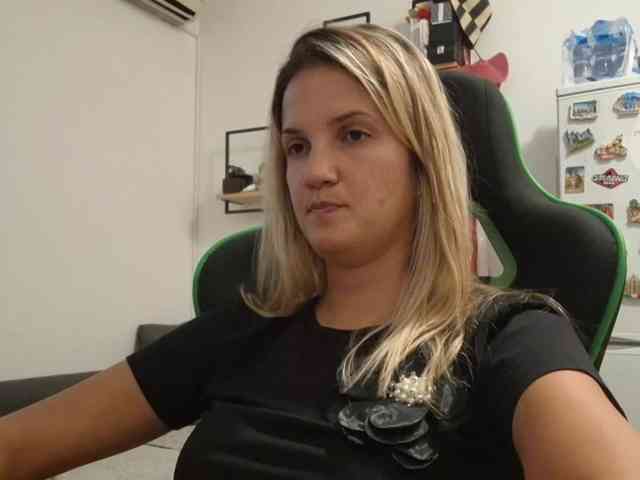 lean-cheeky webcam