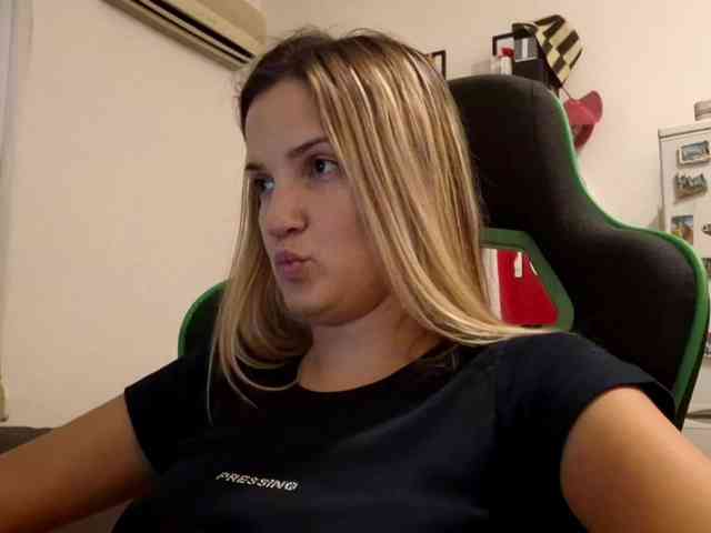 lean-cheeky webcam