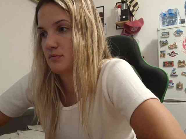 lean-cheeky webcam
