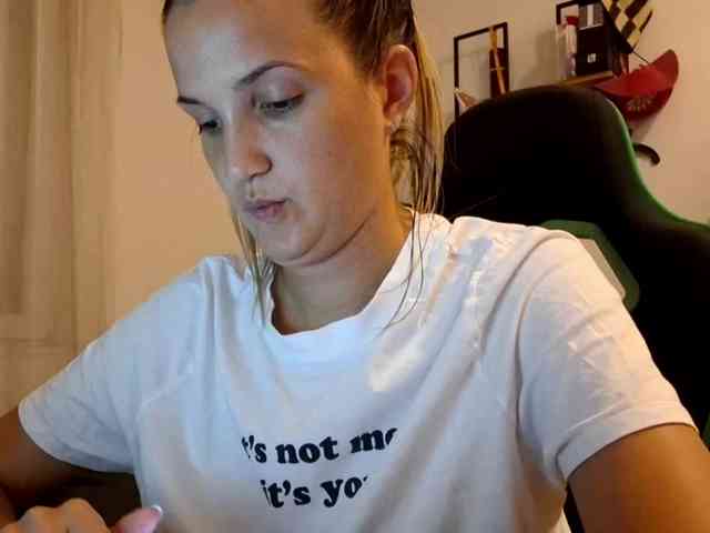 lean-cheeky webcam