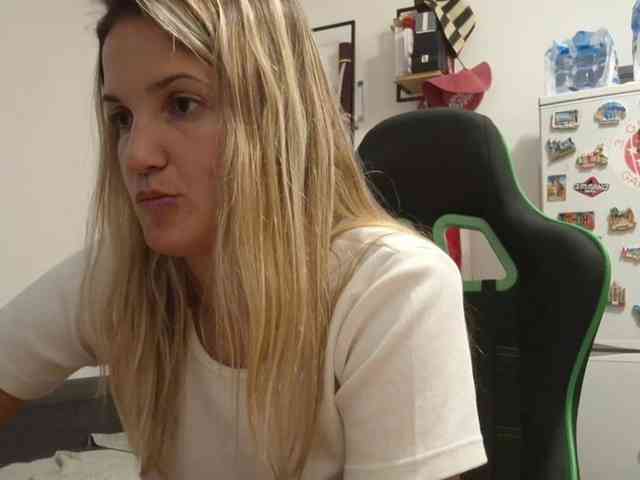 lean-cheeky webcam