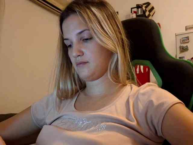 lean-cheeky webcam