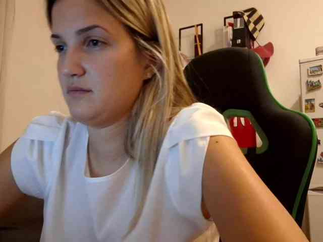 lean-cheeky webcam
