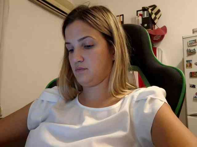 lean-cheeky webcam