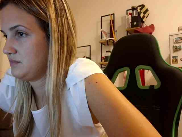 lean-cheeky webcam