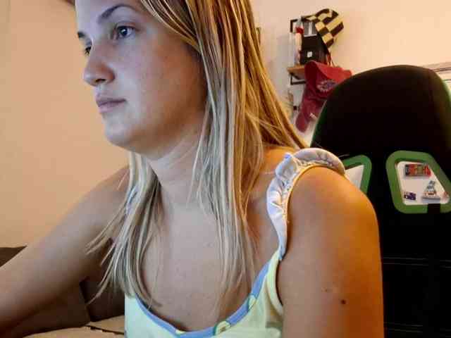 lean-cheeky Live Webcam on BongaCams