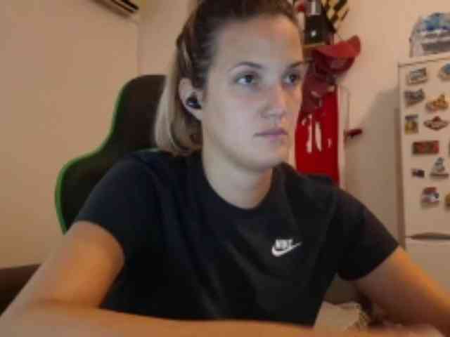 lean-cheeky webcam