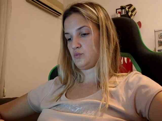 lean-cheeky webcam
