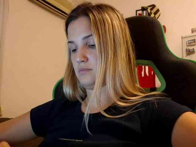 lean-cheeky webcam