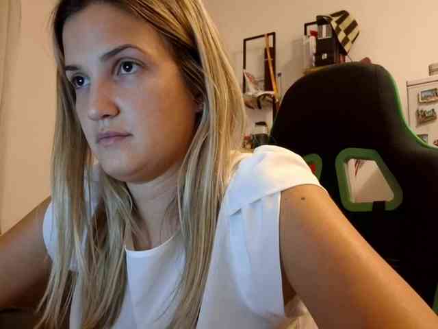 lean-cheeky webcam