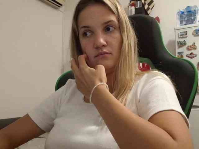 lean-cheeky webcam