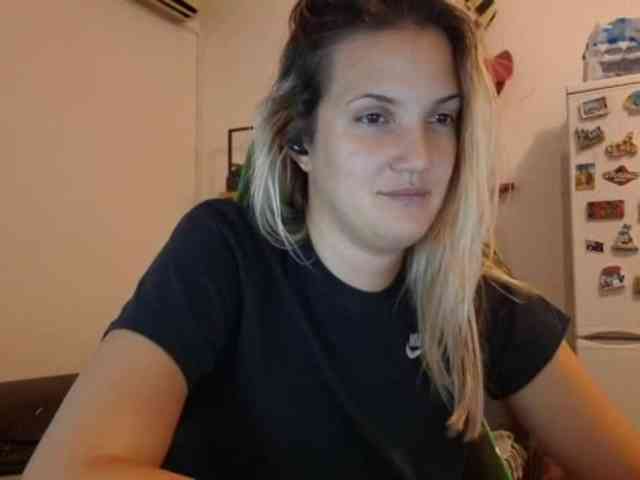 lean-cheeky webcam