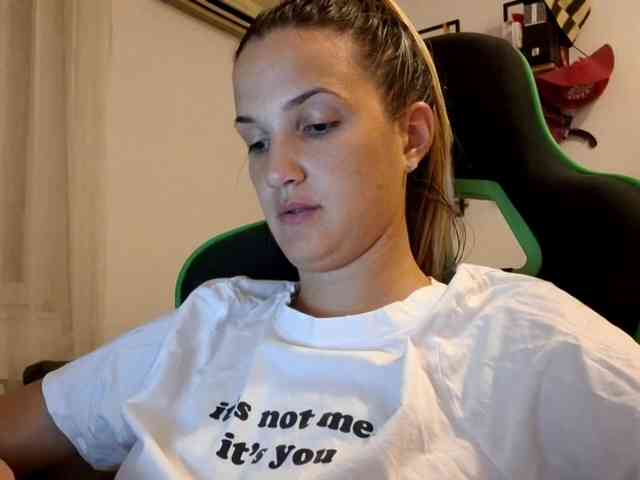 lean-cheeky webcam