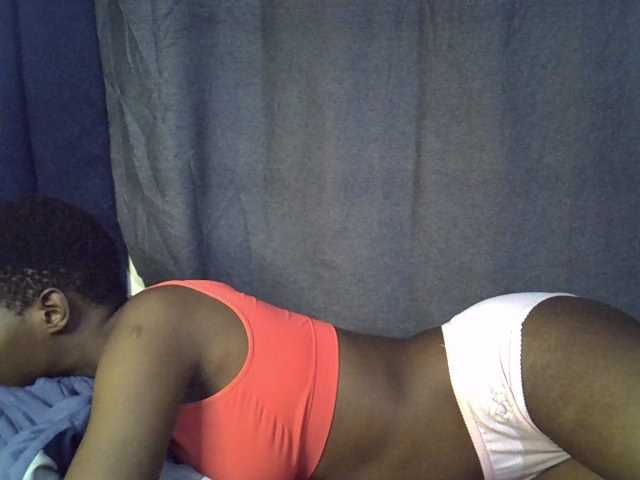le modèle Slender-kerry est en webcam porno dans un show sur le site bongacams, il possède les tags suivants: Ebony,Brunette,Trimmed