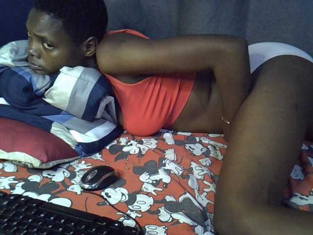le modèle Slender-kerry est en webcam porno dans un show sur le site bongacams, il possède les tags suivants: Ebony,Brunette,Trimmed