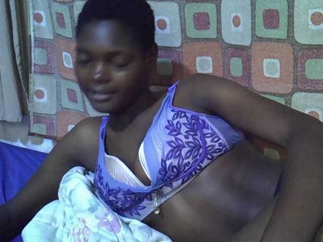 le modèle Slender-kerry est en webcam porno dans un show sur le site bongacams, il possède les tags suivants: Ebony,Brunette,Trimmed