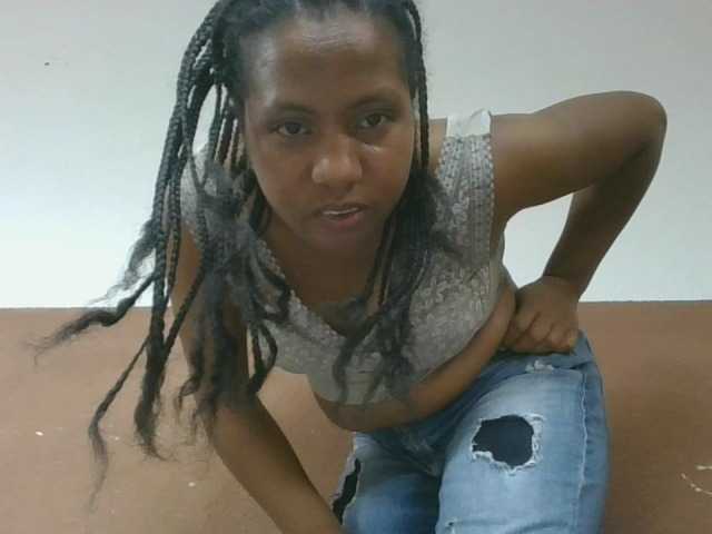 Tharcile live webcam show