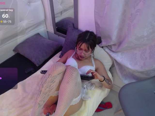 pretty-zoe live cam on BongaCams