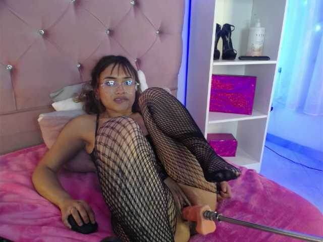 pretty-zoe live cam on BongaCams
