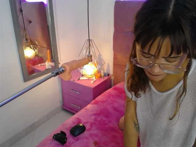 pretty-zoe live cam on BongaCams