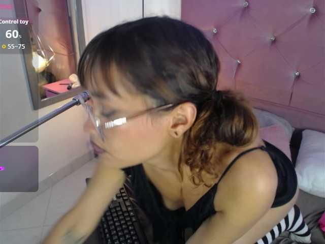 pretty-zoe live cam on BongaCams