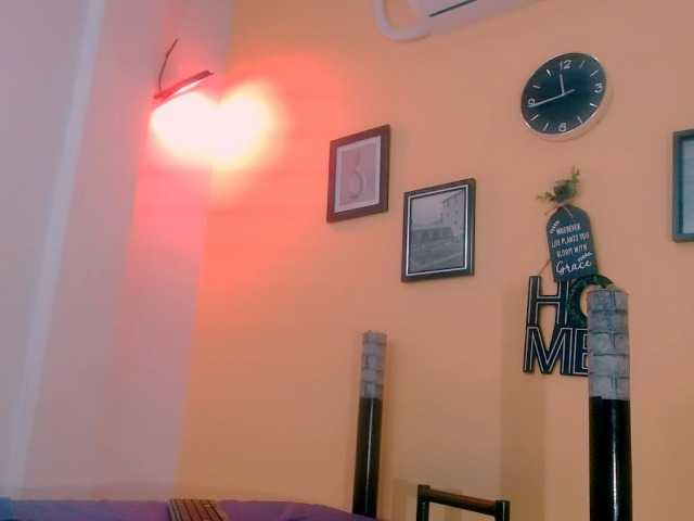 miajuice18 live cam on BongaCams