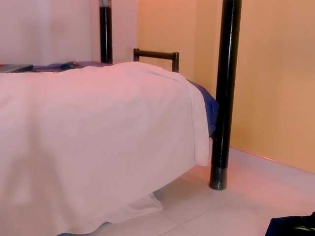 miajuice18 live cam on BongaCams