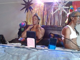 MrnMrsGoodi3tim3's Live Webcam