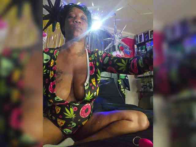 MrnMrsGoodi3tim3 webcam