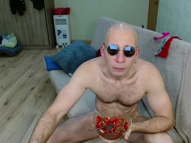 MrHrundelus — live male cam