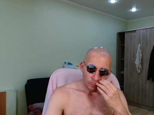 MrHrundelus live webcam show