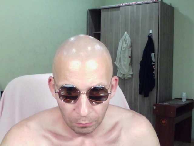 MrHrundelus live webcam show