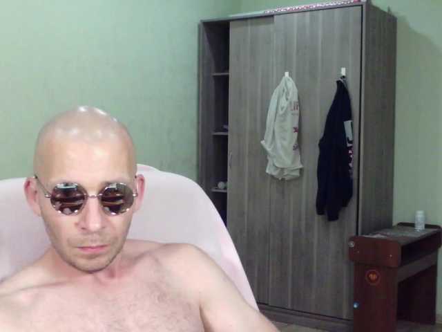 MrHrundelus live webcam show