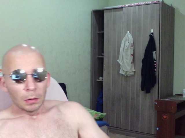MrHrundelus live webcam show
