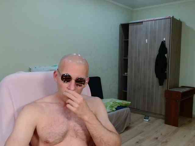 MrHrundelus Live Webcam on BongaCams