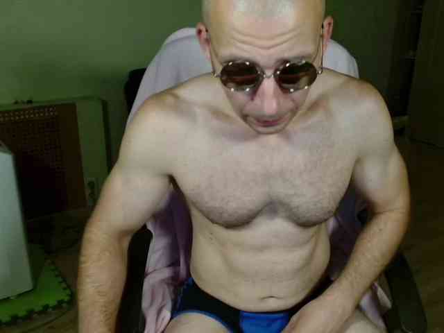 MrHrundelus Live Webcam on BongaCams