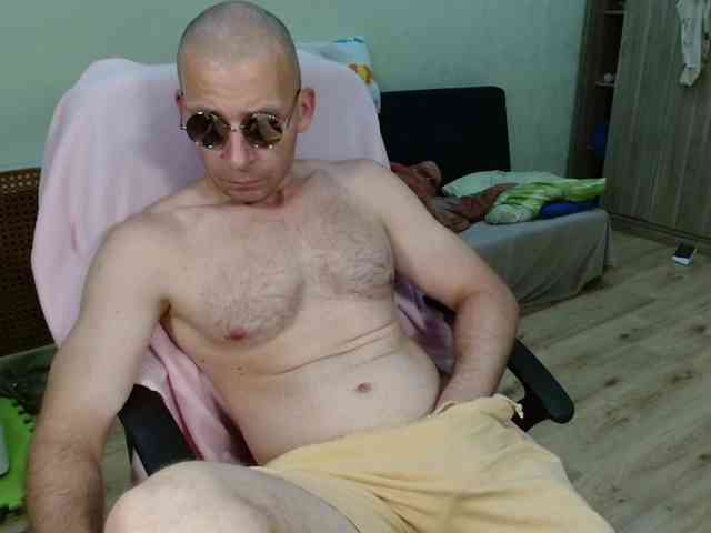 MrHrundelus Live Webcam on BongaCams