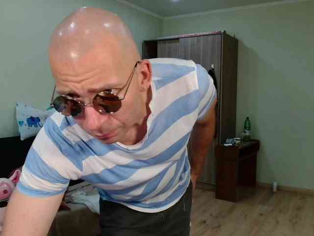 MrHrundelus Live Webcam on BongaCams