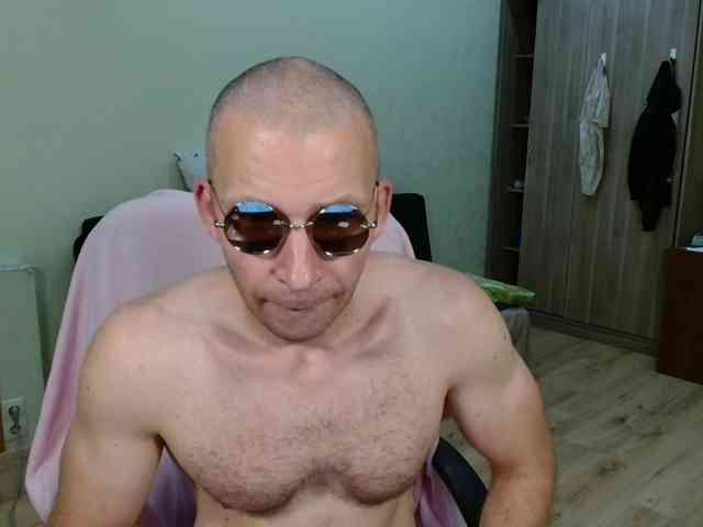 MrHrundelus Live Webcam on BongaCams