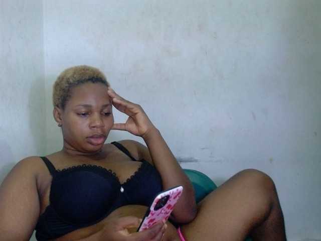 Juicypie live cam on BongaCams